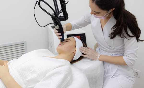 Лазерная шлифовка рубцов при постакне