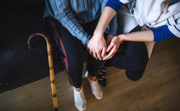 Почему Альцгеймер &laquo;выбирает&raquo; женщин: мозг сам усиливает разрушение