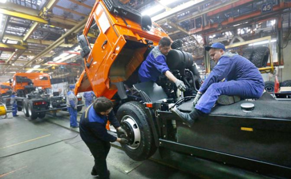 Тягачи не тянут, самосвалы встали, грузовики не покупают. А что и куда возить?