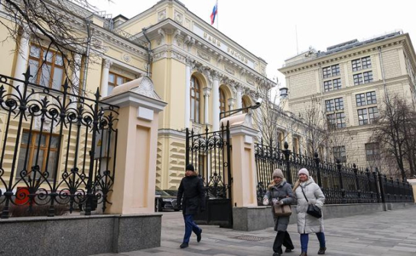 ЦБ изучает, как низко может пасть ключевая ставка — и как долго ей это лучше делать ЦБ изучает, как низко может пасть ключевая ставка — и как долго ей это лучше делать