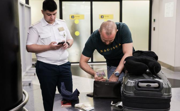 &laquo;И чемодан для денег&nbsp;&mdash; поменьше!&raquo;: Путин наложил запрет на разграбление российской наличности