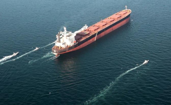 Ормузский пролив: 20 тысяч моряков из разных стран заблокированы на танкерах. Корабли ВМС США близко подходить боятся