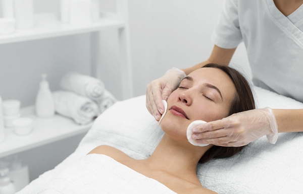 Почему салициловый лифтинг считается физиологическим и безопасным омоложением кожи