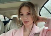 Скопцова козырнула красивым декольте в платье с корсетным лифом