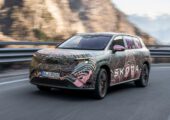 Флагманский кроссовер Skoda Peaq: новые официальные фото и характеристики