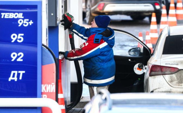 Эксперт заявил, что литр бензина в&nbsp;РФ может подорожать до 100 рублей в течение трех лет