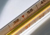 Проглотил в детстве: мужчина 20 лет носил в себе ртутный градусник