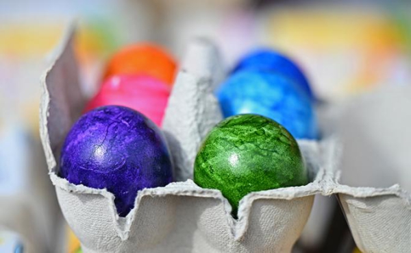 Ученые назвали скрытые угрозы окрашивания яиц на Пасху
