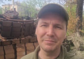 «Доделываю то, что не доделали предки»: поэт Дмитрий Филиппов записал поздравление с Днем Победы у подбитого танка
