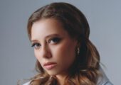 Бирюкова показала женственную фигуру в бикини собственного бренда