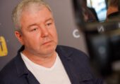 Александр Робак заинтриговал новым образом: актер примерил темные усы