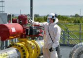 Япония, проклиная все на свете, тащит нефть из Казахстана. Сахалин ближе, но Америка может наказать