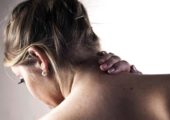 Назван опасный утренний симптом для суставов