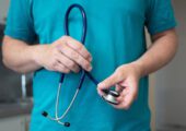Врач назвал неочевидные симптомы, которые могут говорить о диабете