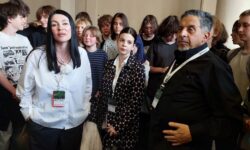 Внучка Арсения Тарковского и племянница Андрея Тарковского собрала на вокзале толпы юных поклонников