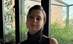 Бойкова сделала селфи на пляже, показав точеную фигуру в бикини