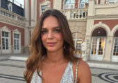Ефимова повернулась спиной к камере в платье, обтянувшем шикарные округлости