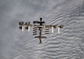 Российские космонавты устранили течь на МКС, пока американский экипаж укрывался в Crew Dragon