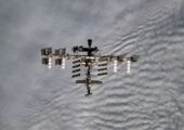 Российские космонавты устранили течь на МКС, пока американский экипаж укрывался в Crew Dragon