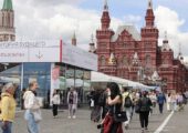 Устинова, Маринина, Донцова, Денис Драгунский: кого из писателей можно будет увидеть вживую на «Красной площади»