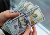 Эксперт сказал, когда лучше покупать доллары