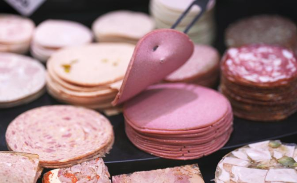 Перечислены продукты, которые разрушают мышцы
