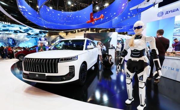 &laquo;Разогревочный&raquo; день ПМЭФ-2026 напомнил автосалон. Огромный и очень дорогой
