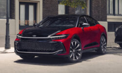 Седан Toyota Crown Crossover обновился в Америке и готовится к рестайлингу в Японии