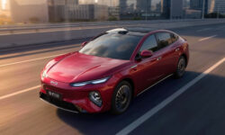 Флагманский седан BYD Seal 08 предложен с несколькими вариантами техники, есть полный привод