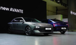 Седан Hyundai Elantra нового поколения с крутым дизайном показали живьём