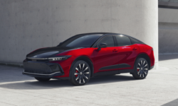 Toyota освежила кросс-седан Crown: иная корма и пересмотренная гибридная установка