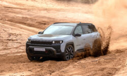 Jeep пытается всех убедить, что электрический Compass 4xe — настоящий внедорожник