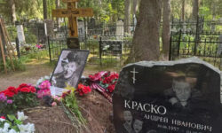 «Пожухшая листва и старые венки»: арт-директора Краско расстроил вид могилы артиста