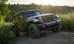 У внедорожника Jeep Wrangler появилась «затемнённая» версия Smoky Mountain