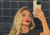 Тиманина попозировала на лодке в бикини, показав скульптурную фигуру