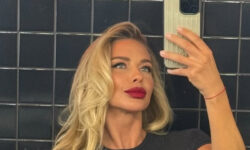 Тиманина попозировала на лодке в бикини, показав скульптурную фигуру