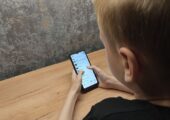 Влияние экранного времени на детей оказалось не таким страшным: исследование удивило ученых