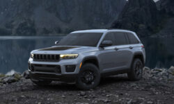 Jeep Grand Cherokee получил несколько обновок и слегка подорожал