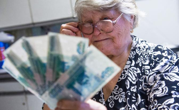 Соцфонд отчитался о росте пенсий на 10.000 рублей за 5 лет. Старикам ликовать сквозь слезы прикажете?