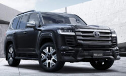 Гибрид Toyota Land Cruiser 300 принарядился и прибыл в Японию