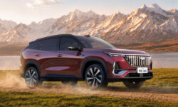 Кроссовер Geely Atlas получил новую версию: другая начинка и кое-что ещё