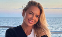 Тиманина засветила аппетитные булочки, снявшись в купальнике на лодке