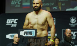 Мурзаканов проиграл Рейесу на турнире UFC 333