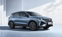«Упрощённый» Geely Coolray показал свой новый интерьер