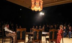 Стол под абажуром, вокруг него — страсти