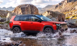 Новый Jeep Cherokee Trailhawk: полноценный внедорожник на базе гибридного кроссовера