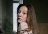 Фролова выбрала идеальный осенний наряд для прогулки в Питере