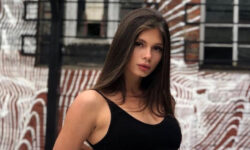 Баркова устроила фотосессию в балаклаве и комбинезоне с голой спиной