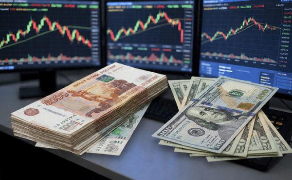 Минфин настроен на девальвацию: Рубль вступает в ноябрь укрепленным, но надолго&nbsp;ли?