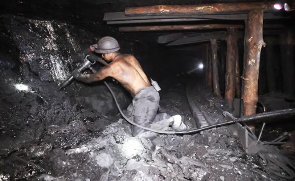 Долги на-гора: кто поможет шахтерам вернуть полтора триллиона банкам и получить зарплату Долги на-гора: кто поможет шахтерам вернуть полтора триллиона банкам и получить зарплату